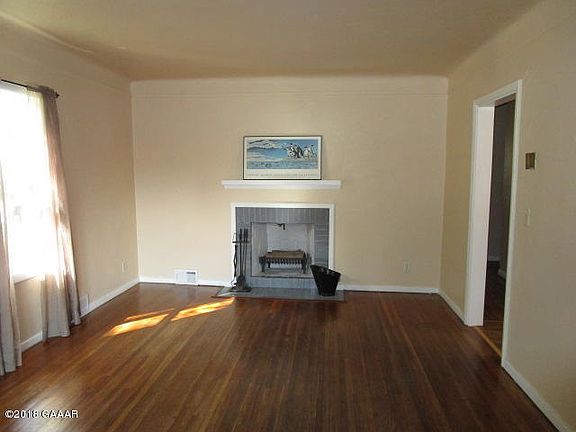 5th image of 403 2nd Ave NE