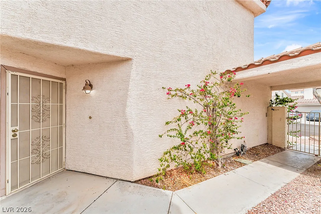 3 bed, 2.5 bath, 1674 sqft, $2,050 — Photo 3