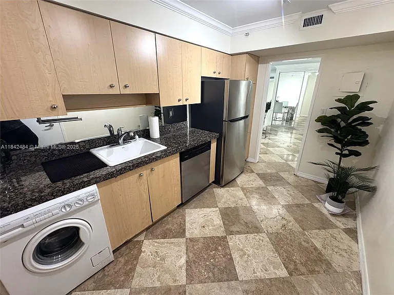 9195 Collins Ave #912 — Photo 5