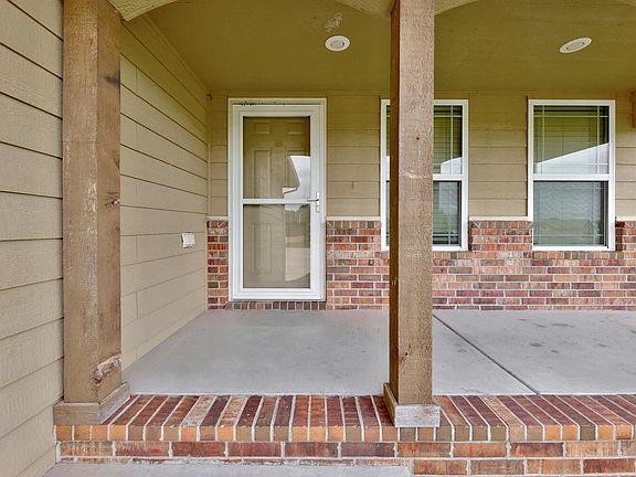 3rd image of 913 Sandalwood Cir