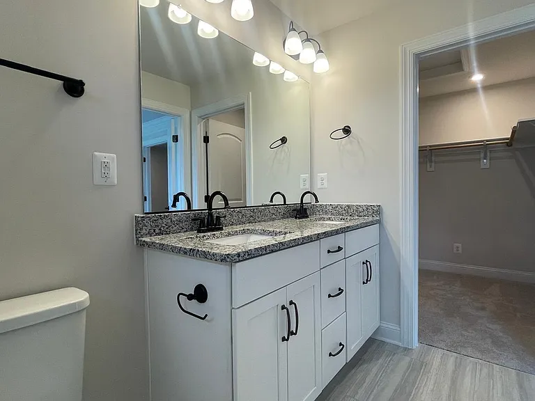4006 Varick St — Photo 21