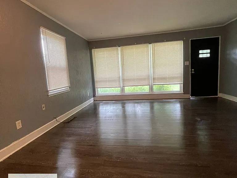 10400 Saratoga St — Photo 10