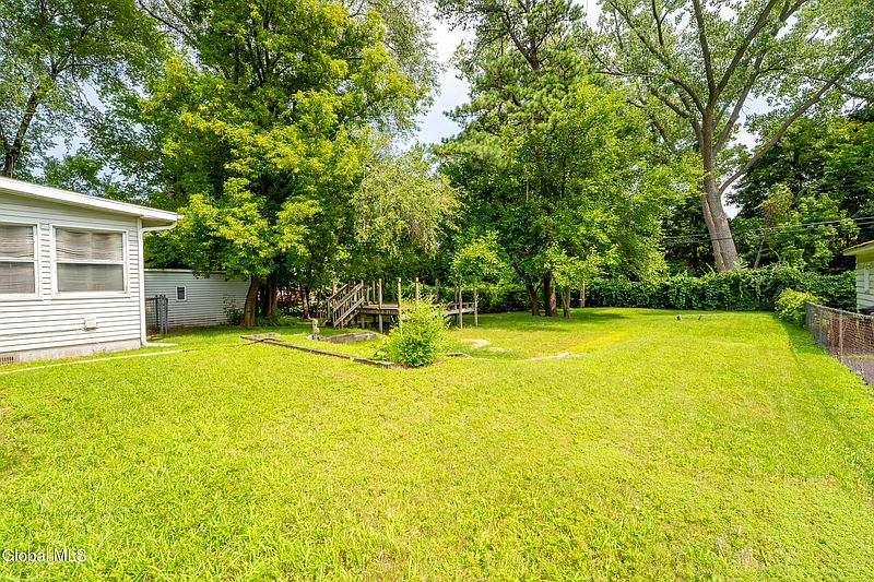 3rd image of 6 Huckleberry Lane