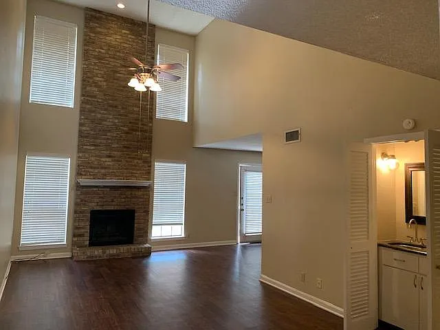 2 bed, 2.5 bath, 1550 sqft, $1,595 — Photo 2