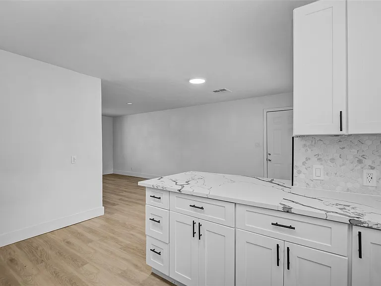 1412 W 10th St — Photo 13