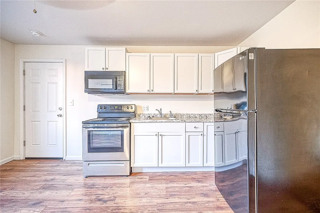 2 bed, $1,000 — Photo 3