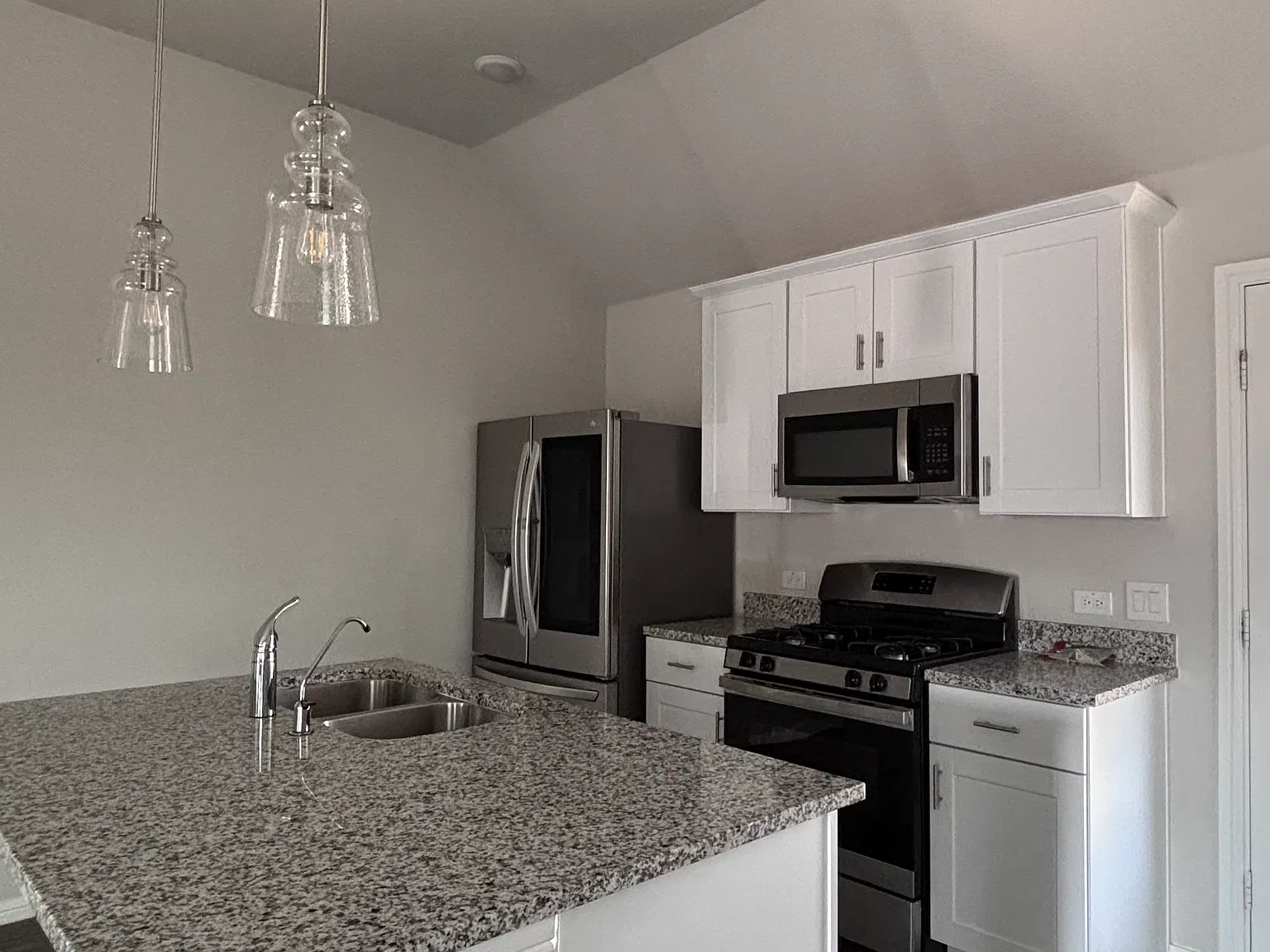 4 bed, 1840 sqft, $2,200 — Photo 2