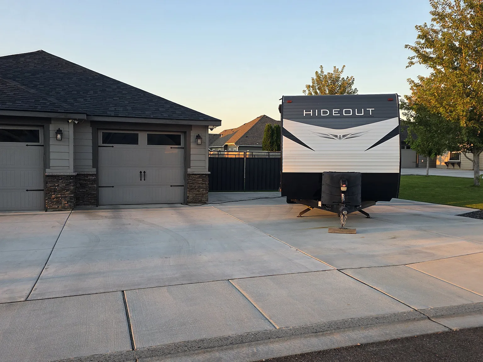 3900 Curtis Dr — Photo 4