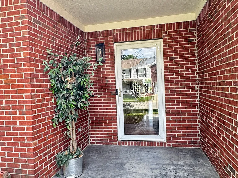 10105 Yosemite Ln — Photo 2