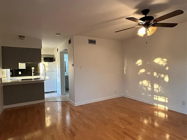 112 W 38th St #201 — Photo 2