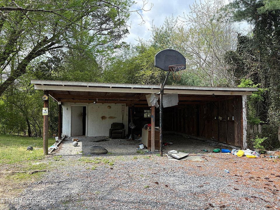 2nd image of 1195 Hilltop Dr NE