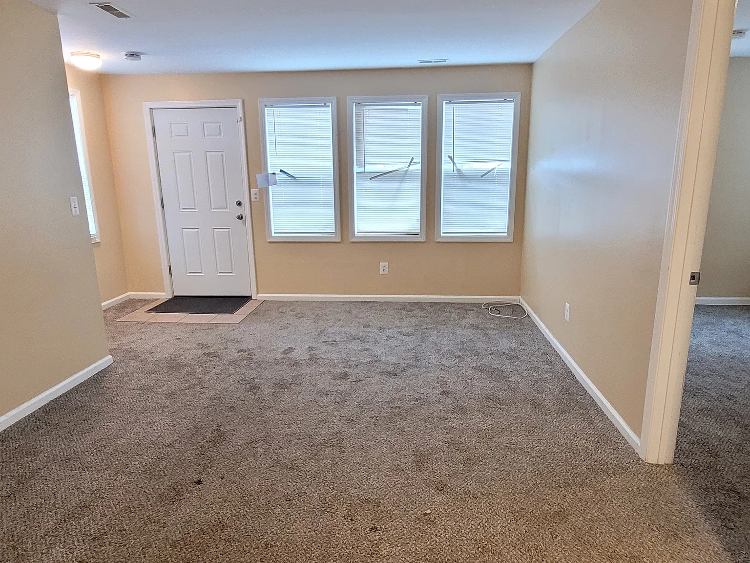 3 bed, 1000 sqft, $1,300 — Photo 4