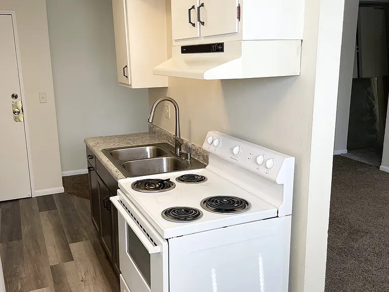 Sullivan Lake Apartments — Photo 9