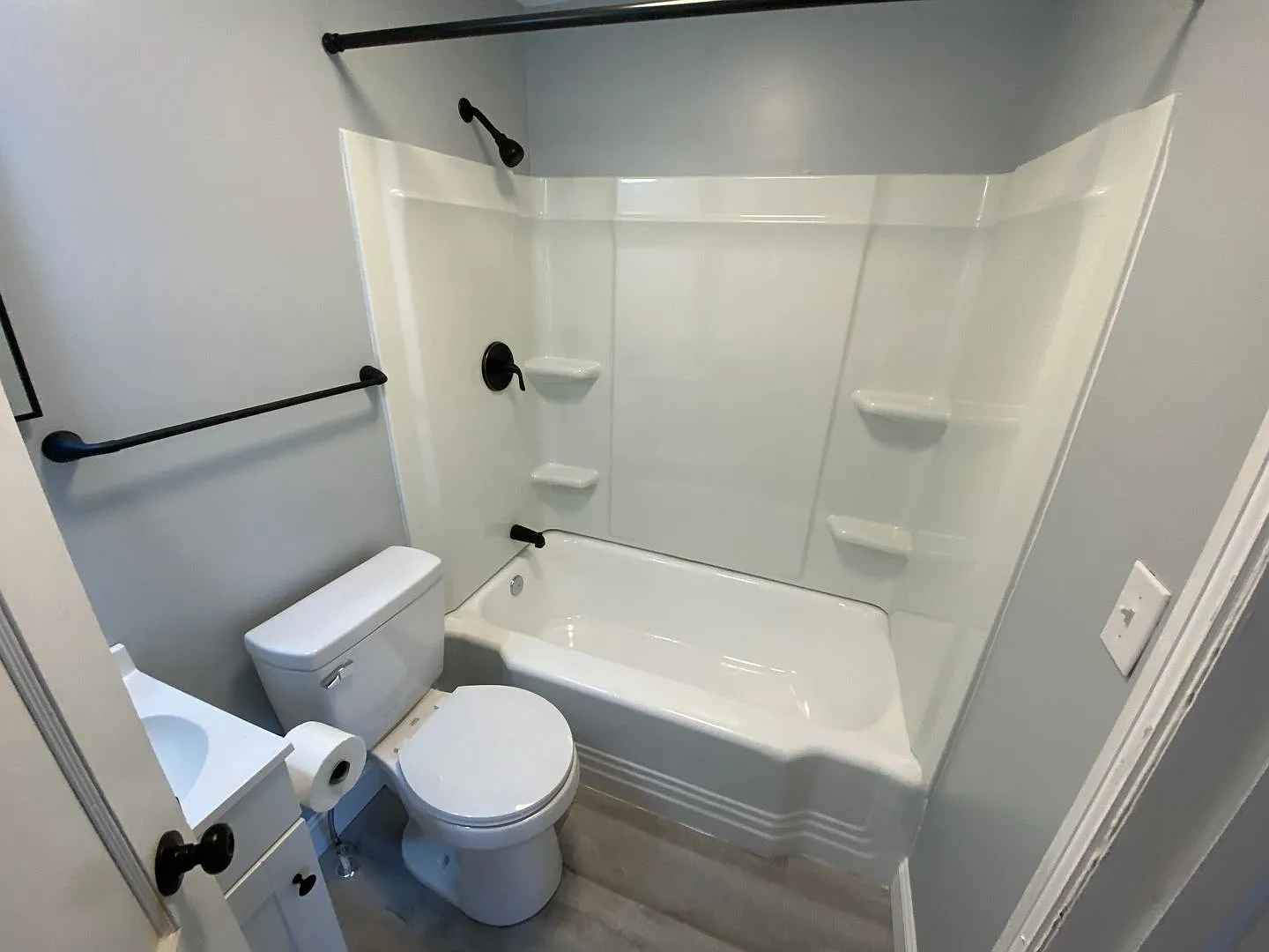 Fully updated 2 bed room 1 bath apartment — Photo 3