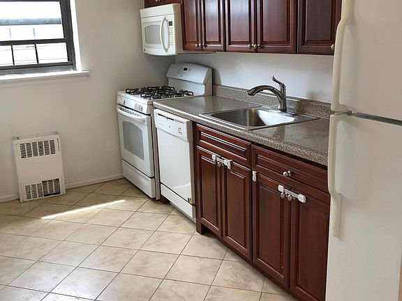 3rd image of 3608 Bell Blvd #B2