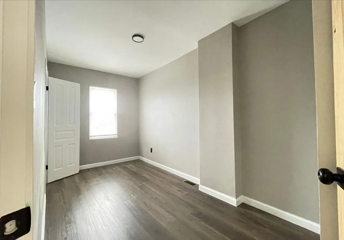 2122 Moore St — Photo 1