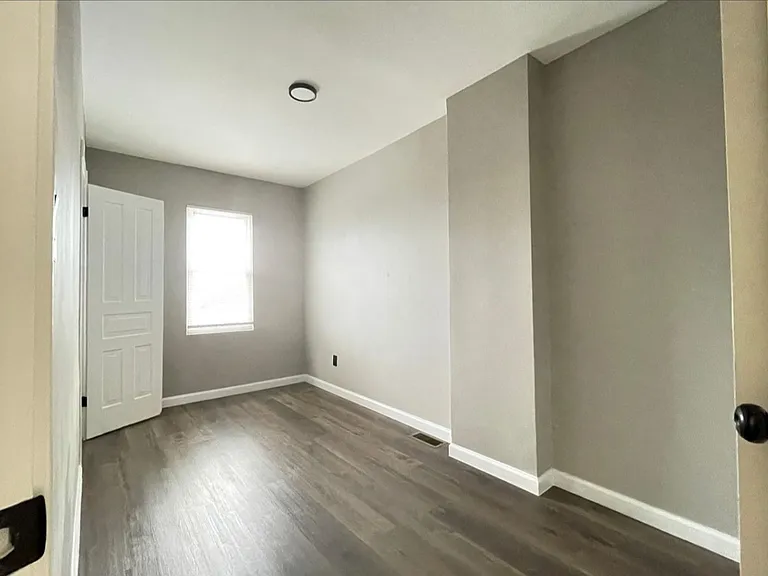 2122 Moore St — Photo 1