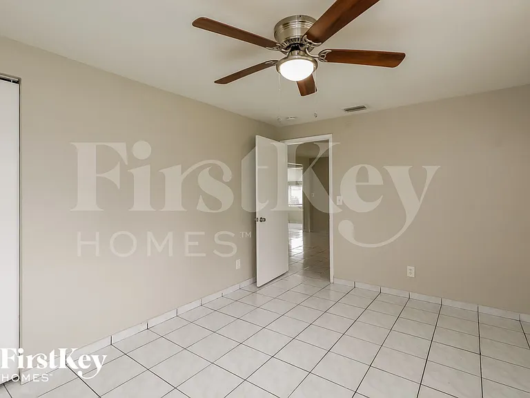 5826 N Farragut Dr — Photo 9