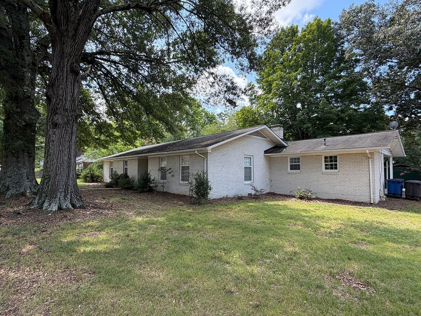 3BR Home with Sunroom & Carport — Photo 2