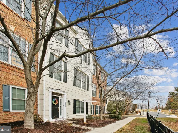 2411 Huntington Park Dr, Alexandria, VA 22303