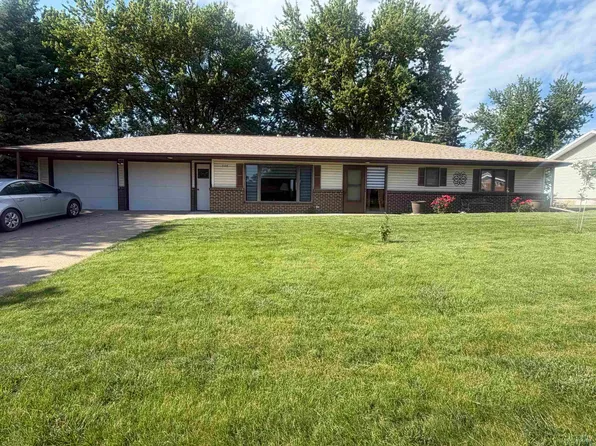 308 Centennial Dr, Cherokee, IA 51012
