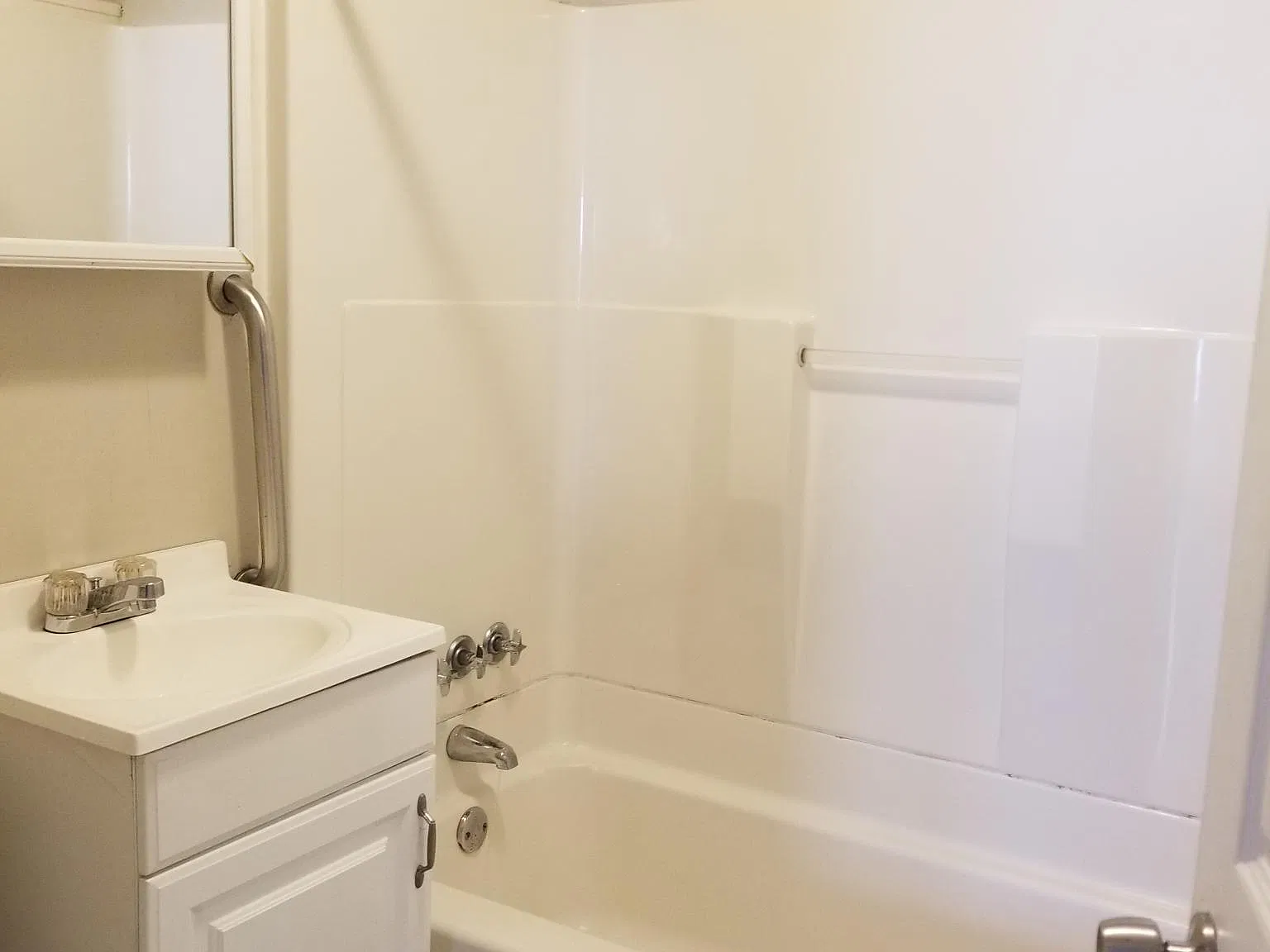 3 bed, 1100 sqft, $1,200 — Photo 3