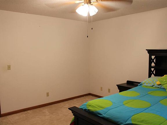 5th image of 410 E Highland Ave