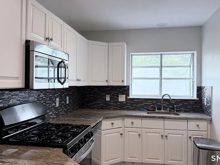 3409 Whitney Ave #6 — Photo 2