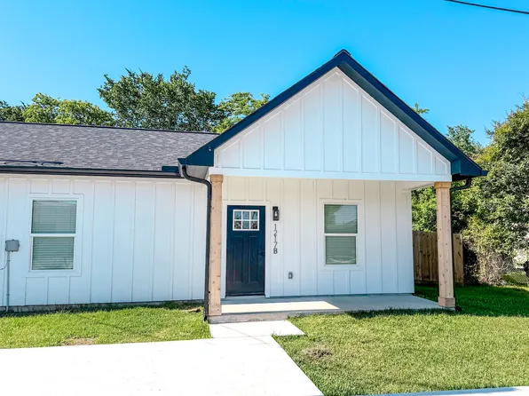 1217 Main St #B, Anahuac, TX 77514