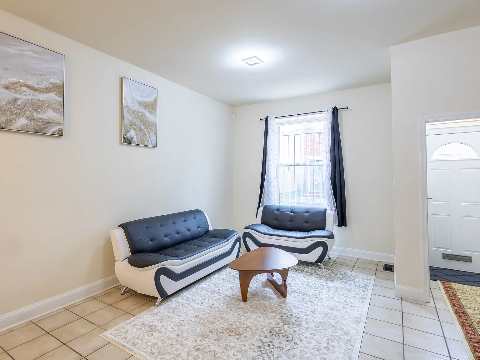7 bed, 1900 sqft, $950 — Photo 1