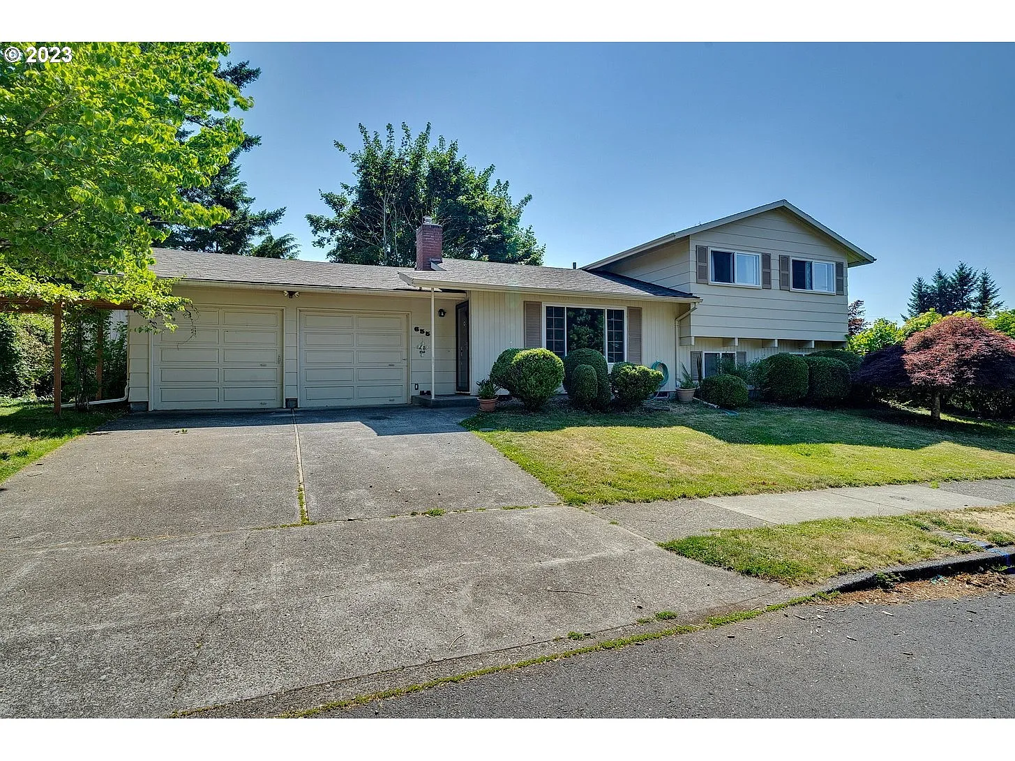 655 NW Cascade Ct photo 1