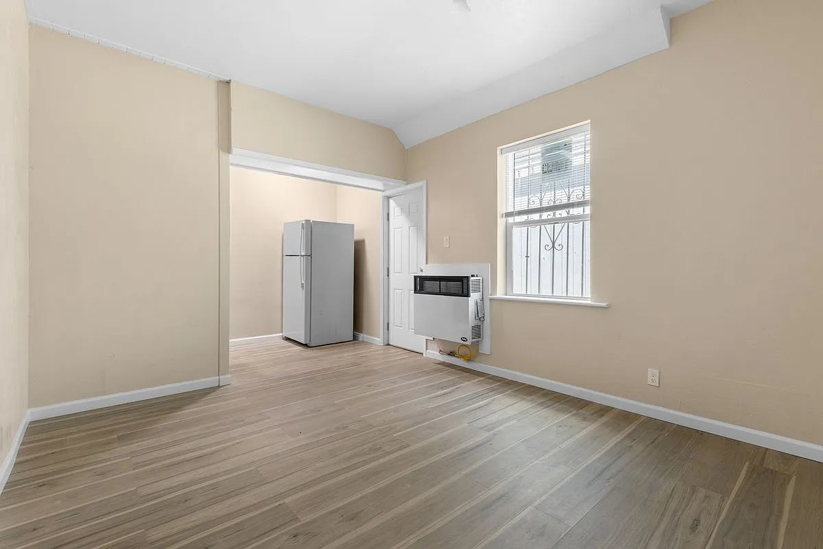 Studio, 320 sqft, $2,500 — Photo 2