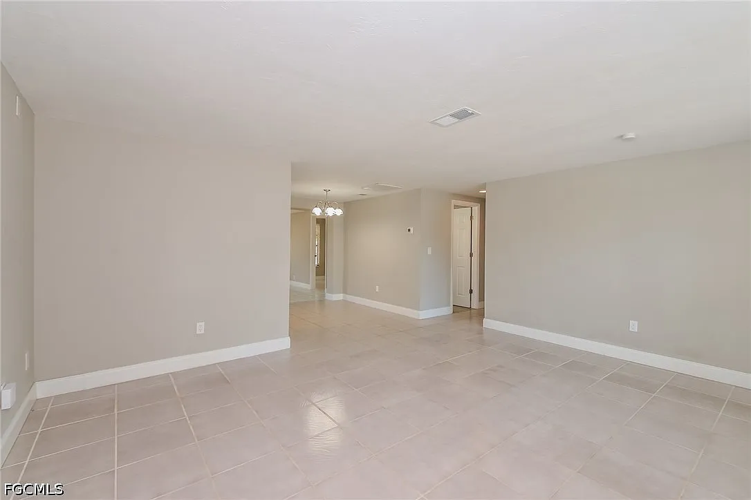 3 bed, 2.0 bath, 1400 sqft, $2,035 — Photo 2