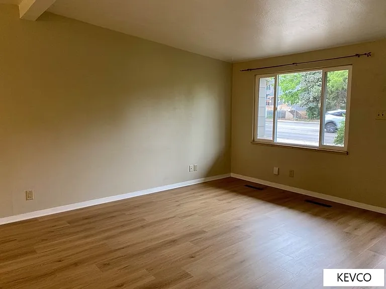 711 W Prospect Rd — Photo 3