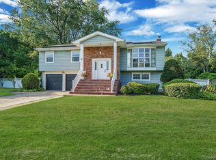 54 Peppermint Rd, Commack, NY 11725