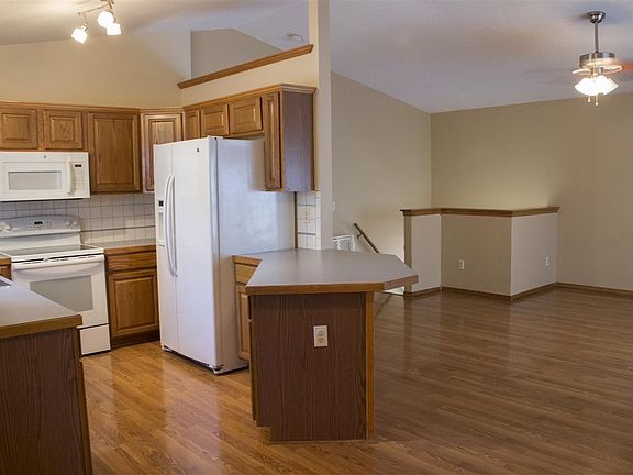 5th image of 520 E Showalter St