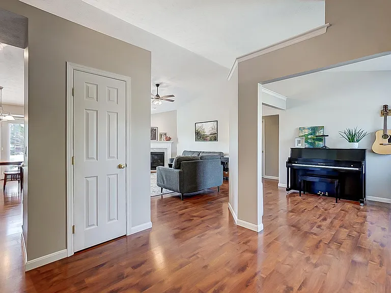 1442 Observatory Dr — Photo 5