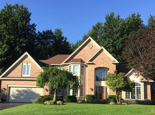 12 Sunleaf Dr, Penfield, NY 14526