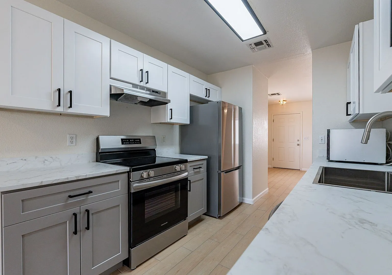 Modern East Tucson Sanctuary: 3BR with Wood Floors & Private Fenced Yard — Photo 3