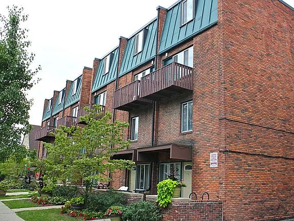 3rd image of 1224 Washtenaw Ct APT 20