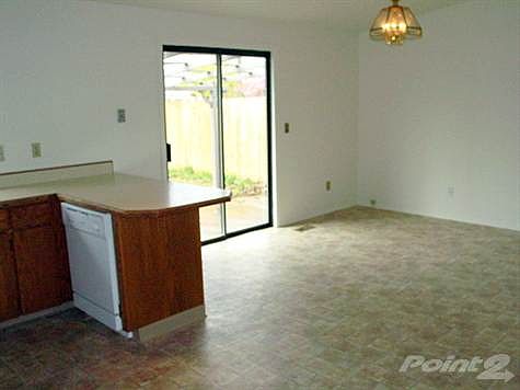 Dining Area & Breakfast Bar