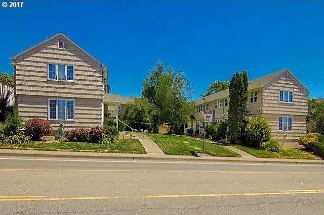 449 NE Winchester St — Photo 19