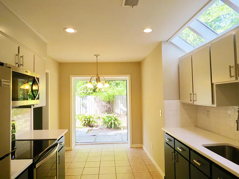 1124 Honeysuckle Ct — Photo 7
