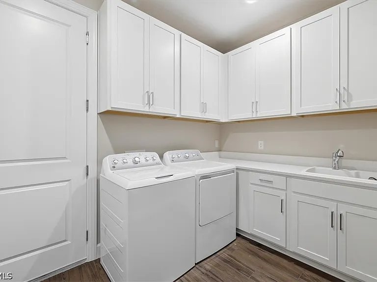26801 Victoria Pl — Photo 33
