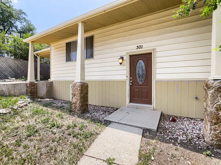 301 Moss St — Photo 3