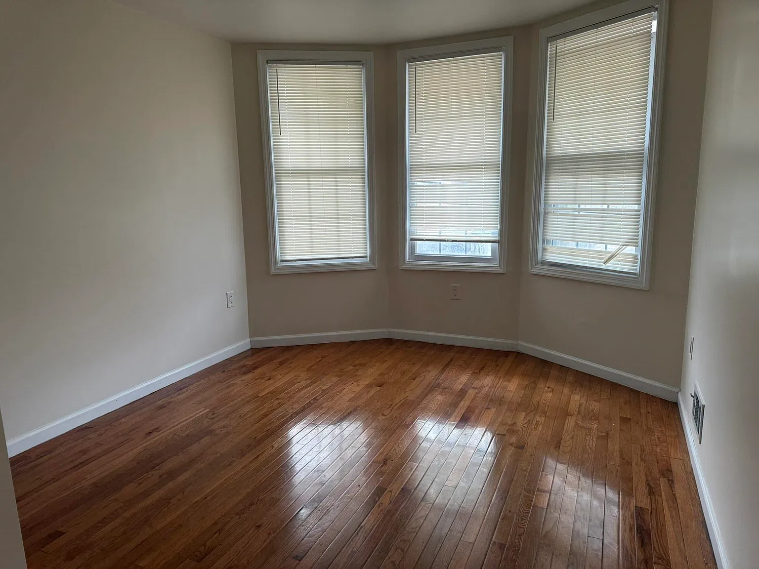 352 Woodlawn Ave — Photo 1
