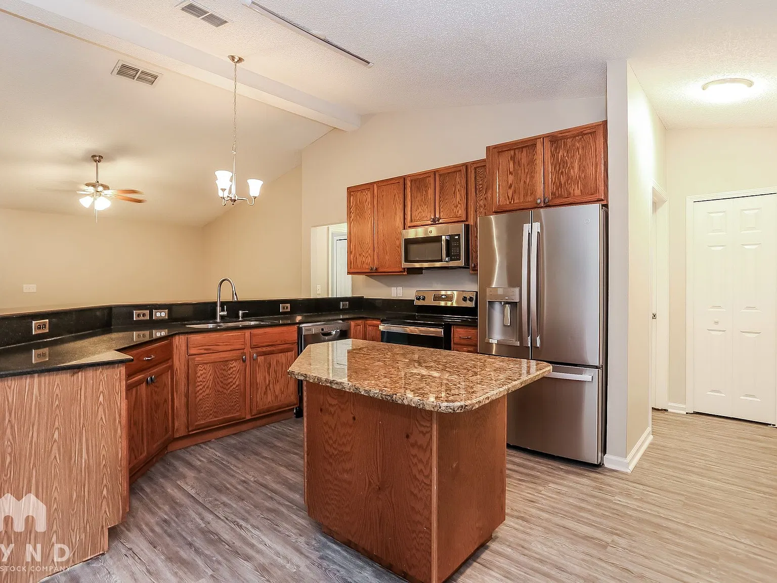 3 bed, 2.0 bath, 1844 sqft, $2,005 — Photo 2