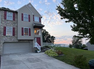 8323 Scenic View Dr, Breinigsville, PA 18031