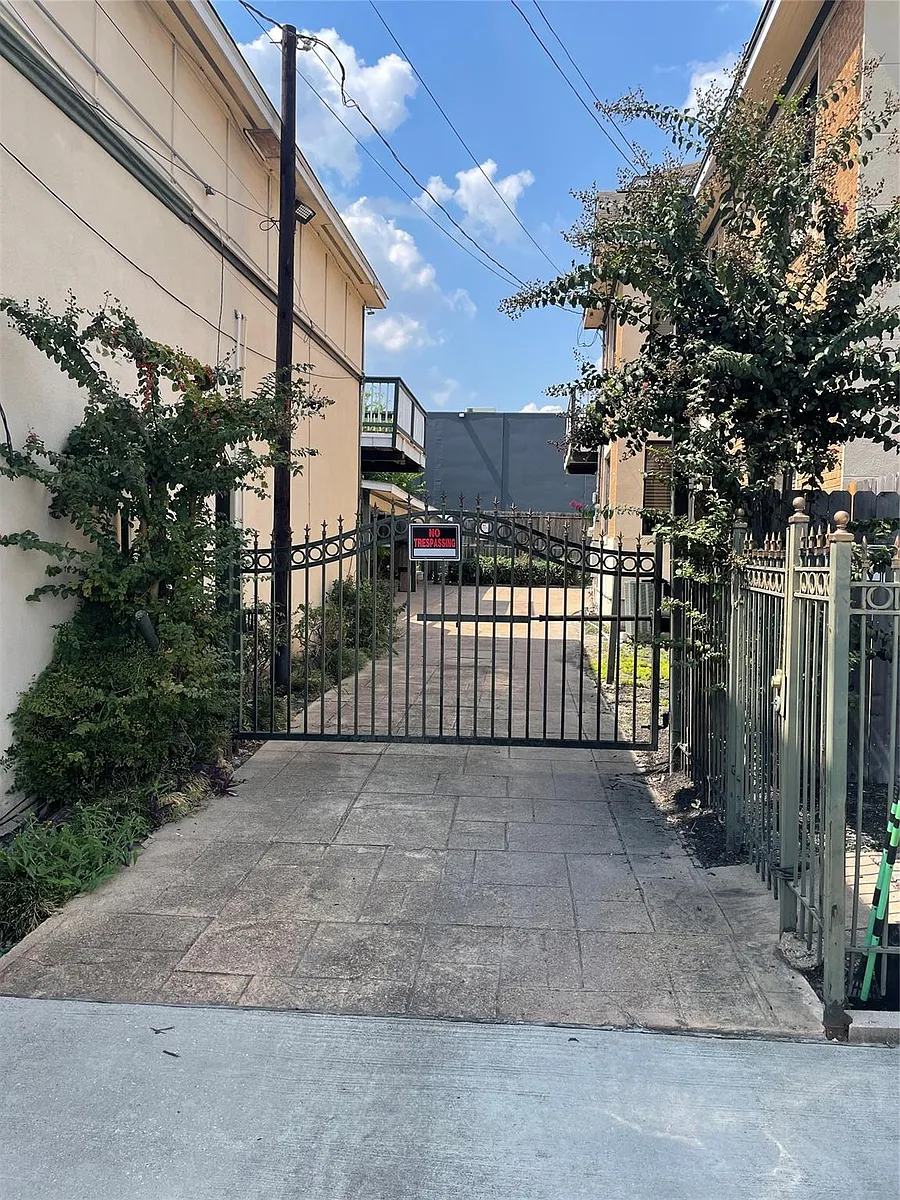 Building Photo - 2110 Chenevert St #8