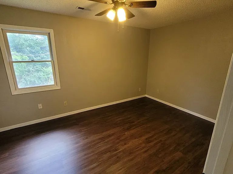 Cross Creek Apartments — Photo 4